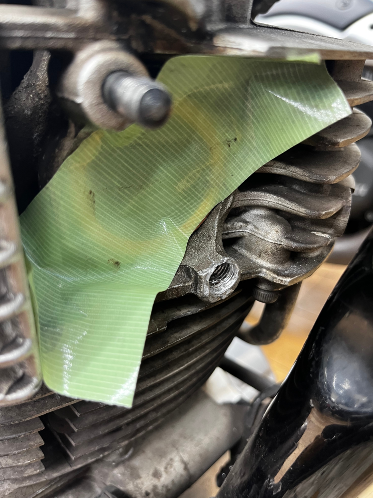 ここ バイク修理について質問です。マフラー付け根のスタッドボルト取付穴が