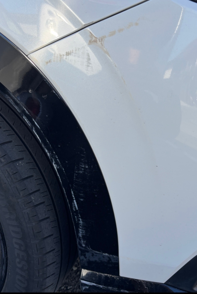 新車を擦って線傷ができてしまいました。右クォーター部分で修理