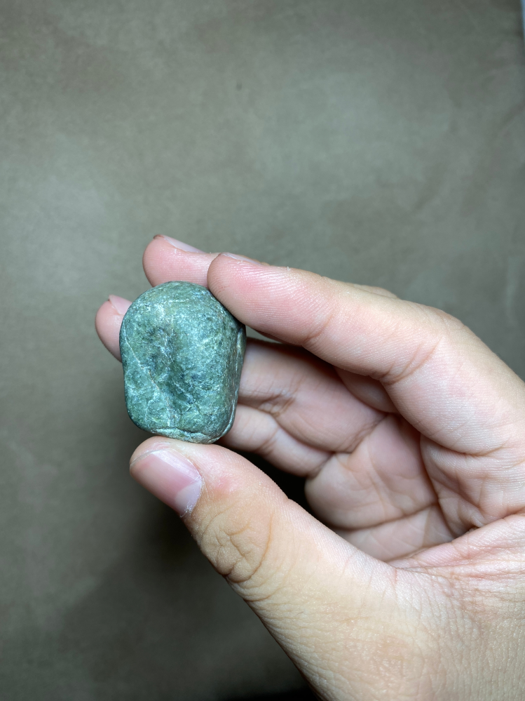 光を透過する石 この石は糸魚川市で採った石です。この石は表面に結晶が散りばめられて