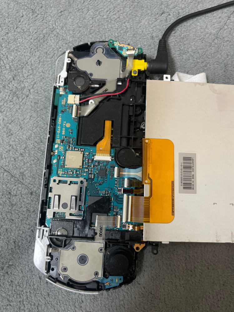PSP3000が中古で購入後3ヶ月で壊れました…通電ランプも点灯なし電源 