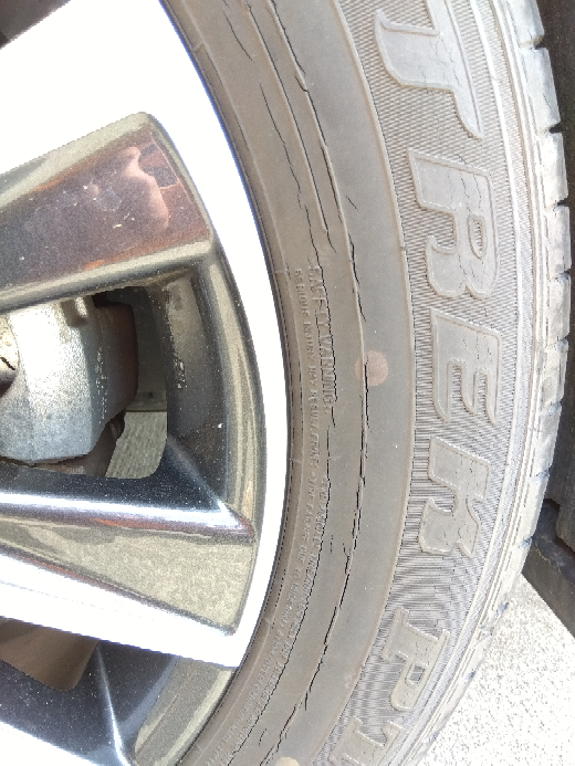 タイヤ交換について質問です。この側面下面の割れは交換レベルでしょう 
