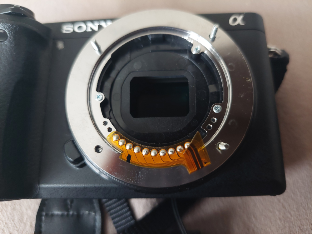 カメラ修理について質問です。a6300という、カメラのレンズ部分を持っ