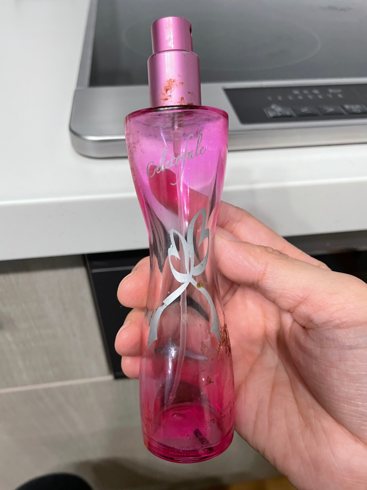 こちらの写真の香水の名前を教えてください。何十年も前に亡き母から