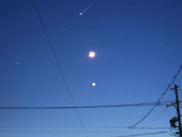 昨日の夜、なんか違和感を感じて月の写真を撮ったのですが、後から金星