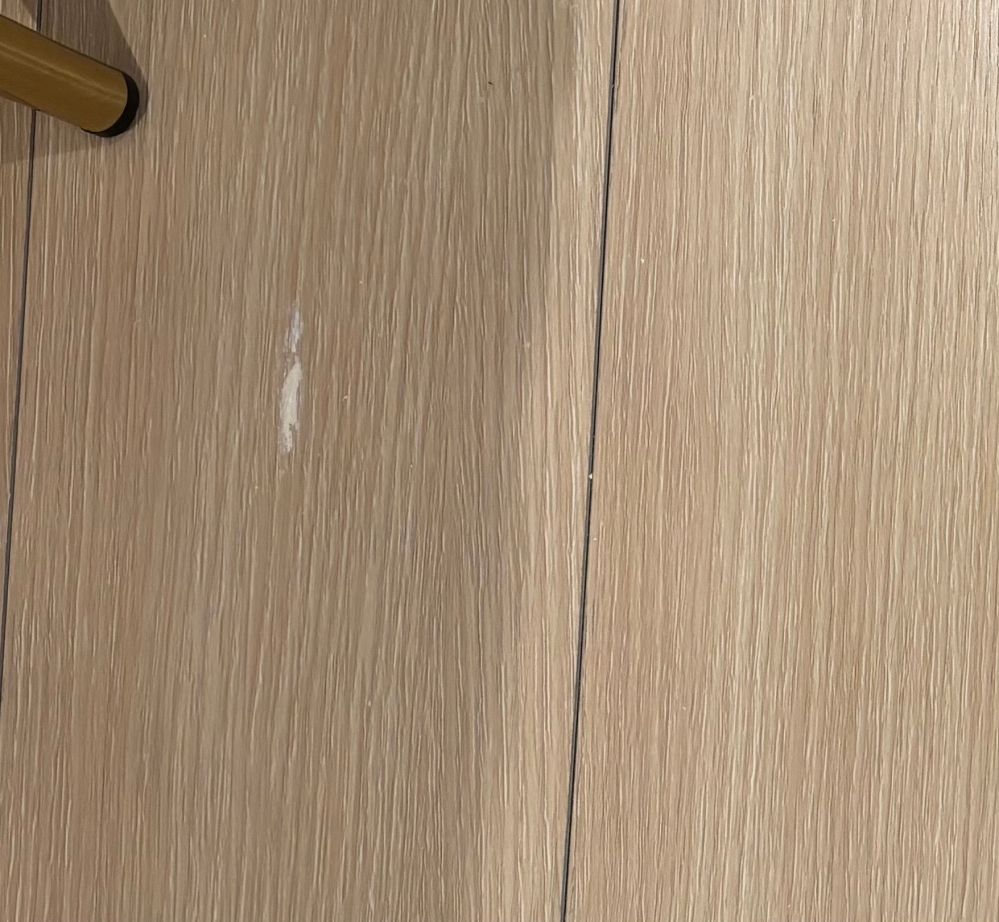 フローリングを凹ませてしまい、パテ？で埋めたものの色塗りが全く 