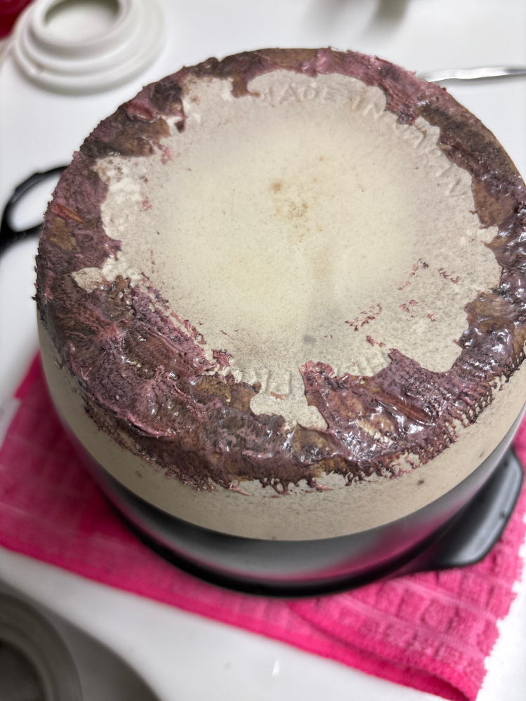 土鍋ご飯が炊き上がってから、うっかりマイクロファイバーの布巾の上に置いたら、溶けて底に張り付いてしまいました。
乾かして擦って剥がしてみたけど少しだけで細かくべったりで張り付いて取れません。 どうしたらいいですか？他に方法ありますか？捨てるしかないでしょうか？