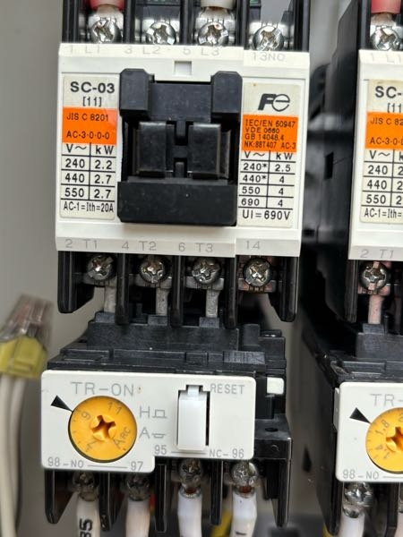今まで100V 0.4kw定格電流5.1A MAX5.38Aの浄化槽用送風機を繋いでいました。故障につきタイプの違う送風機に変えようとしています。 新しいのは100V 330W 定格電流4.6A MAX6.8Aです。 開閉器はこのまま使用可能でしょうか？