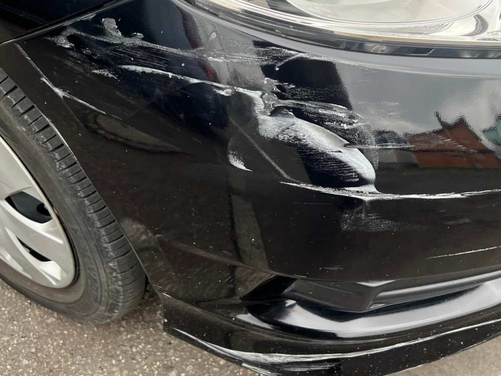 この車の傷の修理代は大体何円くらいになりますか？凹みはほぼないです。
