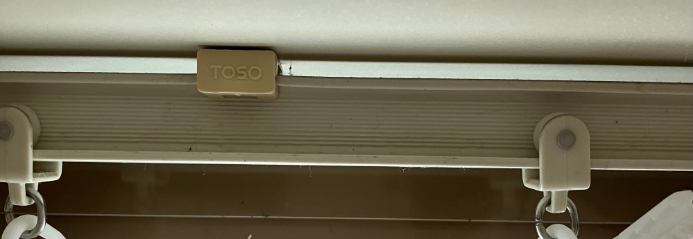 このカーテンレールの取り付け向きは正しいですか？ TOSOというメーカーですが、ネットで見ると添付画像のようにカーテンランナーがむき出しのものはありませんでした。 リフォーム業者が取り付けたのですが、画像のレールの向きが違うということはないでしょうか？