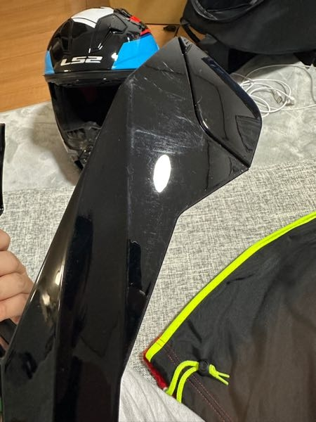 ヘルメットのバイザーの写真のようなキズはコンパウンドで磨いたら消え 