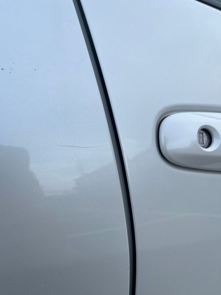 車の傷についてなのですが、このくらいの傷ならコンパウンドで消えます