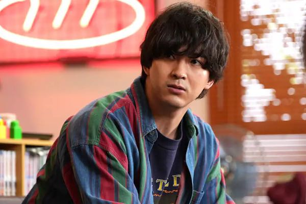 最近カリスマを見始めたのですが本橋依央利の職業は公開されていま