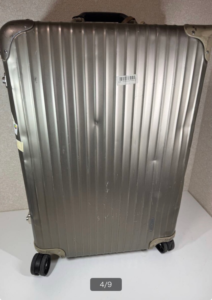 RIMOWA2輪アルミスーツケースを愛用しています。フォルムが