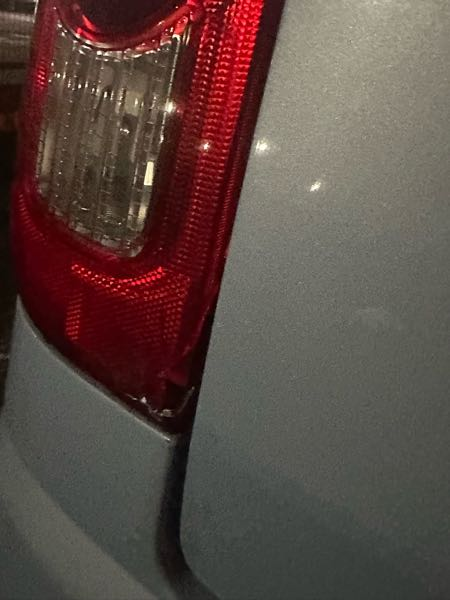 車の後ろのライトなのですが、この状態じゃ車検通らないですよね