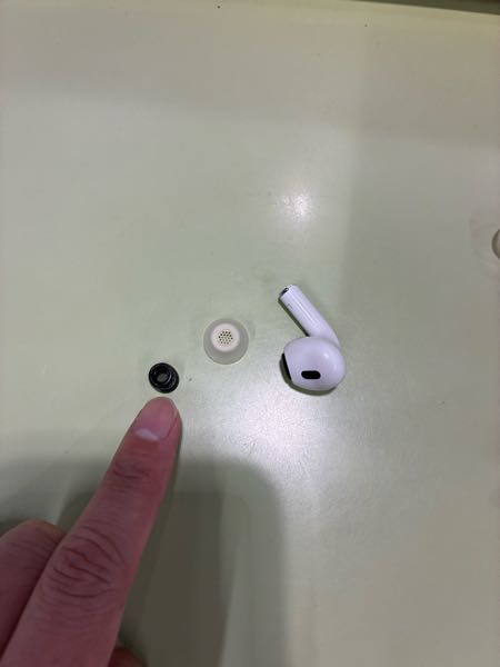 AirPodsプロ第二世代のこの部分が割れてしまいました。黒いパーツです