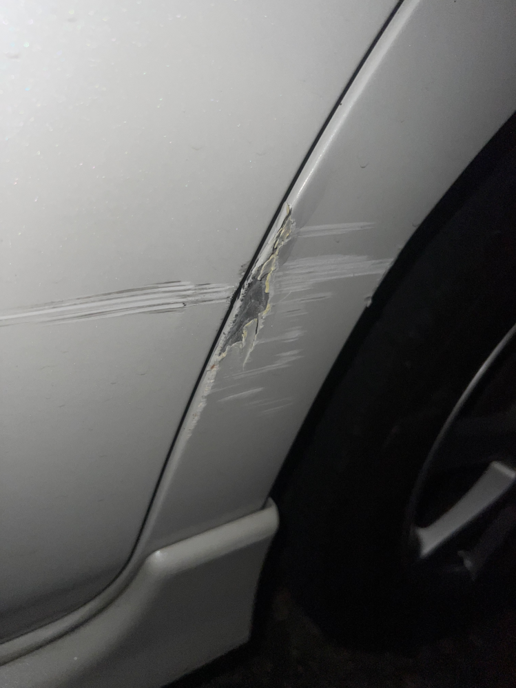 今朝、車を塀に擦ってしまいました。添付画像の通りかなり傷が深く 