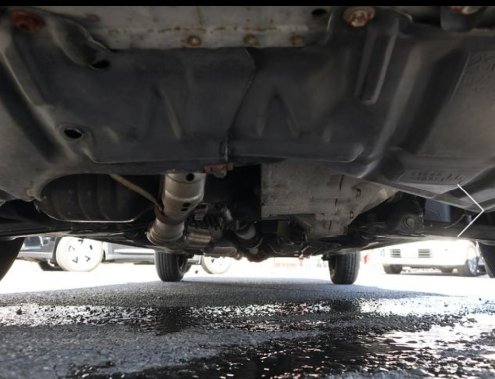 中古車を買おうと悩んでいます。カーセンサー記載の写真に割れたパーツ 