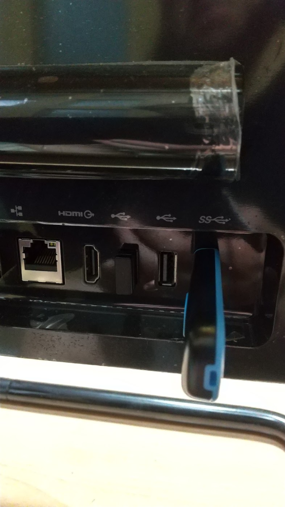 WindowsデスクトップPC USBポート多数 画像のデスクトップパソコン裏面にUSBポートが3つありますが、左側に