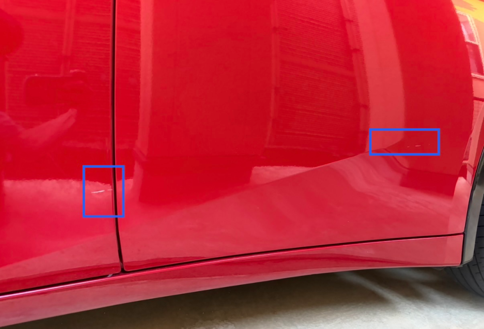 車の傷について質問です。写真のように助手席側のドア2枚ともに身に覚