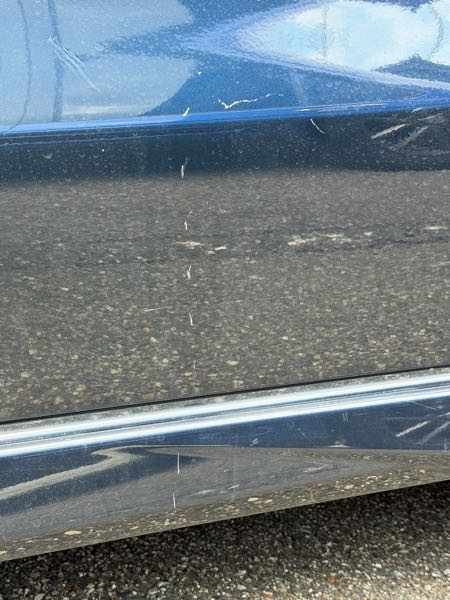 全く身に覚えがないのですが、何かがぶつかって傷がついてますよね？知