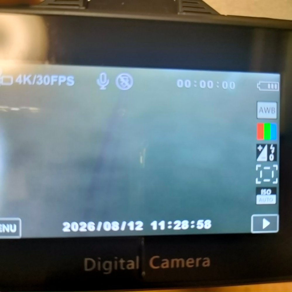 アクションカメラについて質問です。レンズを拭いても紫の線が消えませ