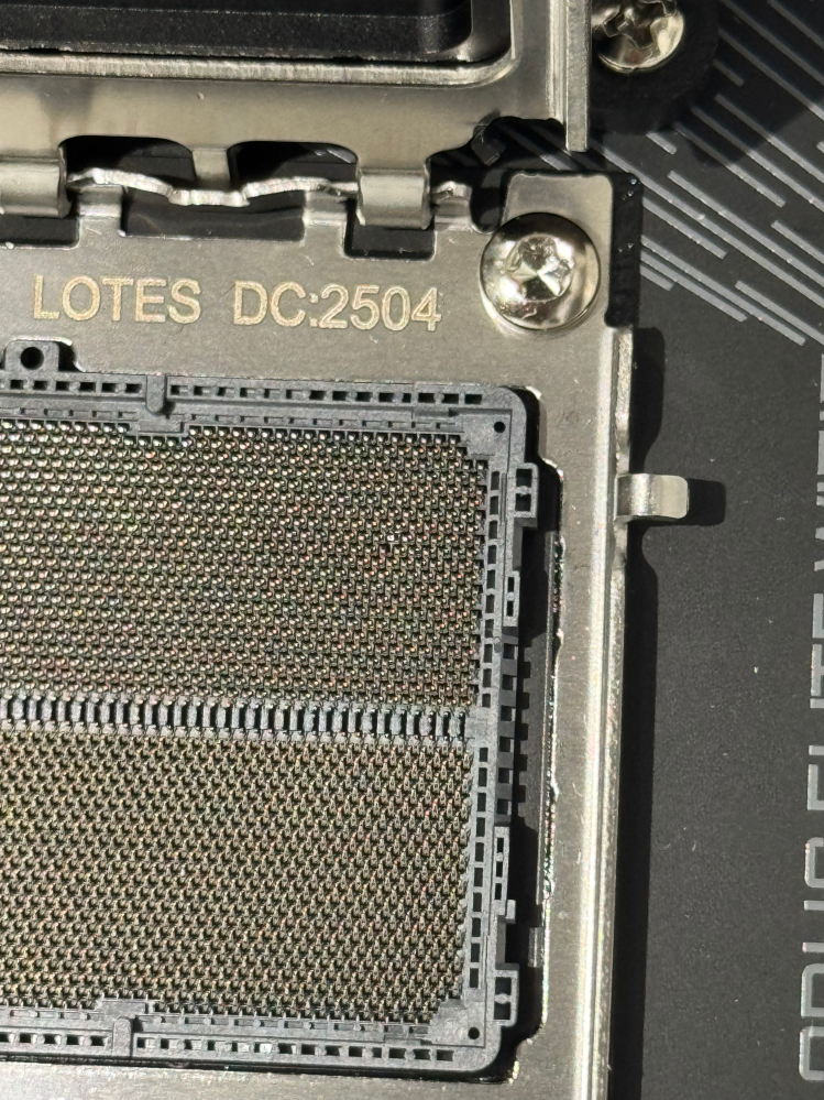 マザボードAM5ソケットについての質問です。新品で購入したマザボで
