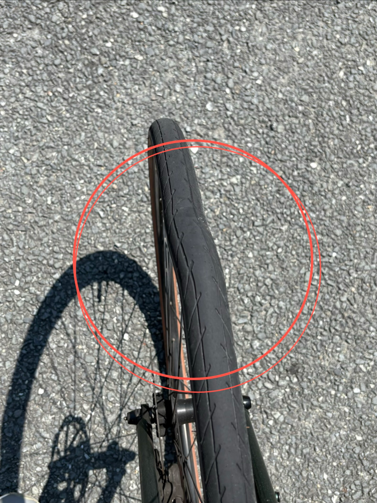 ジャイアントのエスケープr3を乗っています。久々に乗ると前輪タイヤが