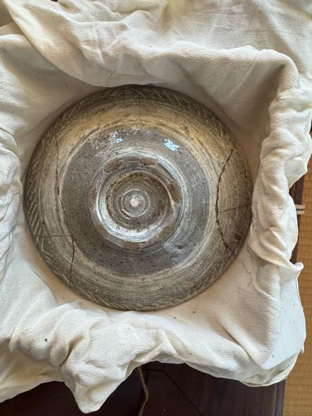 こちらの骨董？の器はどこの国でいつの時代でしょうか - 彫三島（ほ