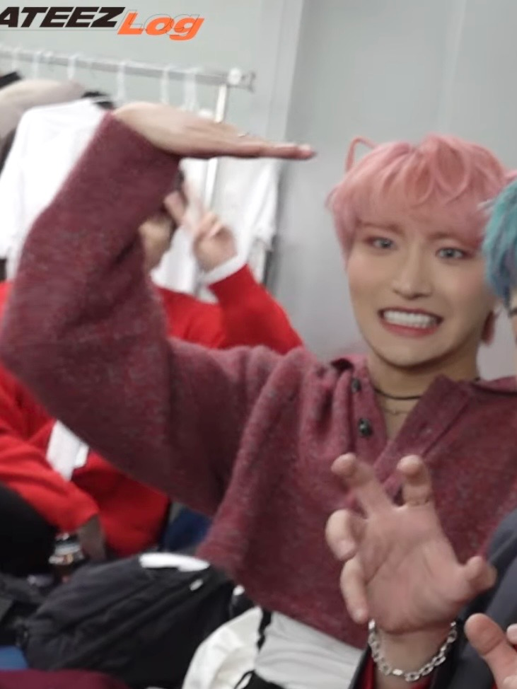 NCTのスペシャルイヤーブックのトレカはどうして高価にメルカリなどで