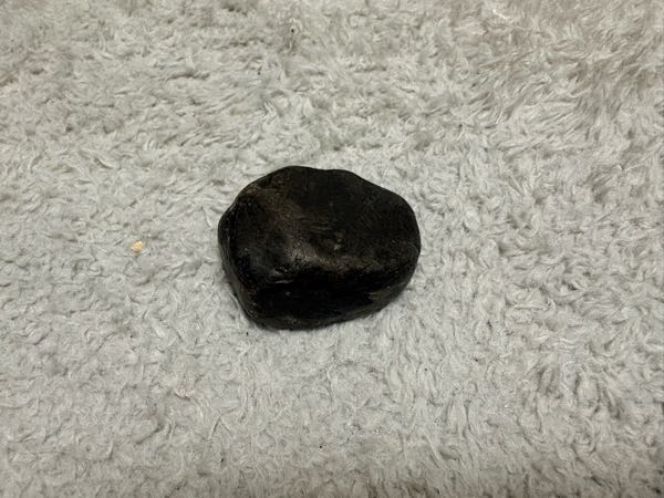 小さな黒い石 コンクリートなどの普通の道にある、こういう黒い石ってどこから来てる