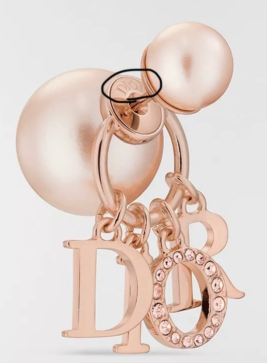 画像のDIORのピアスのゴールドをメルカリで購入しようと思っていま