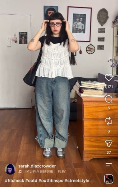 このデニムと、なんかチェキとかオマケ入れます この方のデニムがsheinらしいのですが、品番わかる方いらっしゃいます