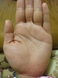 どなたか手相を見てください 得に生命線から小指に向かって伸びる線が Yahoo 知恵袋