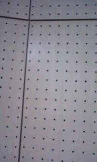 視聴覚室や音楽室等の壁が この様に穴が空いてる壁なのは何故ですか 教えて 住まいの先生 Yahoo 不動産