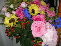 もらった花束の花の名前を教えてください 誕生日祝いに花束をもらいました Yahoo 知恵袋