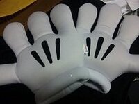 ディズニーの大きなミッキーハンド 手袋 は１つ売りですか 何円しますか Yahoo 知恵袋