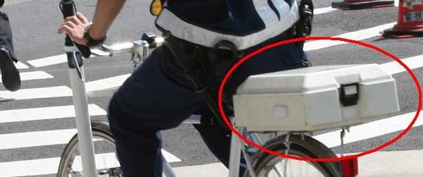 自転車の後ろに乗って