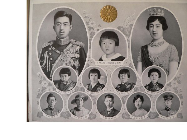 祖父の家に昭和天皇の写真が飾ってあったのですが一緒にくっついていた