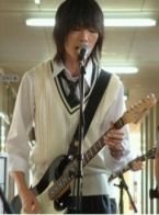 Bumpofchickenの藤原基央さんが白いベストの制服姿で歌っている画像 Yahoo 知恵袋