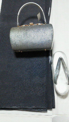 江戸小紋に合わせる草履とバックは・・・ - 消炭色の江戸小紋です 