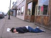 これってキアヌ リーブスですか 泥酔して路上で寝てるところをパパラッチされた Yahoo 知恵袋