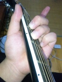 ギターのGコードが押さえられません。

無理して押さえようとすると画像みたいな感じになります。
6弦を押さえる薬指が5弦に触れてしまいます…

 手首を押し出すイメージで押さえると、6弦は上から綺麗に押さえられますが、
今度は1弦を押さえる小指がうまくいきません。

Cからコードチェンジするので、このやり方で押さえたいのです。
どなたかアドバイスをお願いします！
