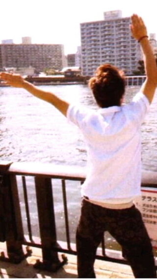 嵐ファンの方に質問です この画像の後姿は誰か分かる方教えてください Yahoo 知恵袋