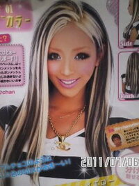 エクステについてです 黒髪のセミロングの人が髪を染めずに 金髪のエ Yahoo 知恵袋