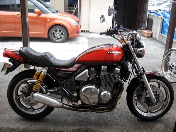 カワサキ ゼファー1100 エンジン オイルクーラー 13段 夏場の熱対策 ゼファー1100(2002年式）です～当然の事ながら夏には爆熱に悩まされて