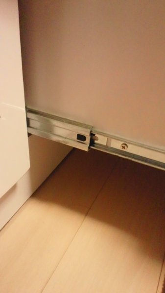 スライドレール式の引き出しが勝手に開いてこまっています。直す方法