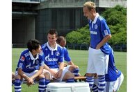 この内田篤人さんの前に居る金髪 短髪でズボンの中に手を入れている Yahoo 知恵袋