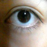 
黒目が小さいです。


昔から白目の部分が多く、
目つきが悪い、冷たそうなどとよく言われます。

三白眼なのでしょうか？


メイクをする時には いつもカラコンをつけているのですが、目が乾いて気になるのでカラコン無しで目元を柔らかくする方法はありませんか？