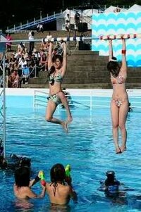 水上ぶらさがり耐久対決で質問です どちらが勝つと思いますか この写真の Yahoo 知恵袋