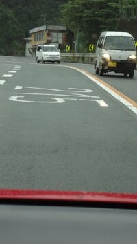 先日～四国一周しました。
高知から気付いたのですが、道路に数字が書いてあります。
確認は、愛媛までしてますが…これは何の？数字なんでしょうか？ 